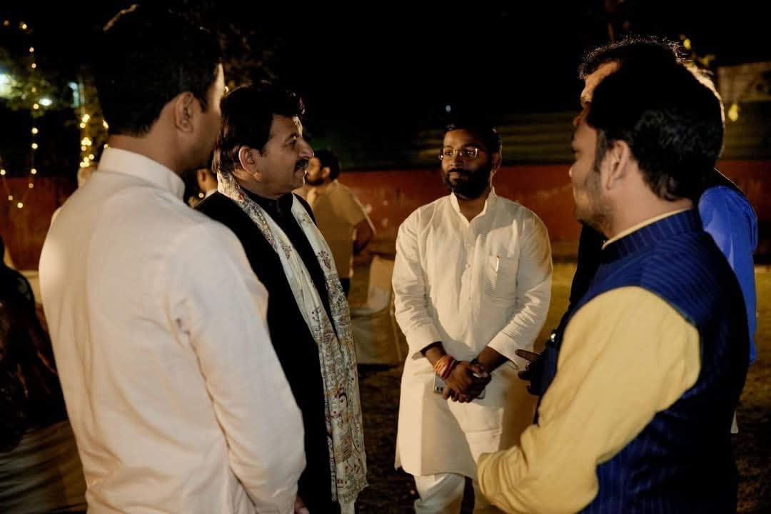 Advocate Shubham Singh in discussion with Member of Parliament Manoj Tiwari at a public forum